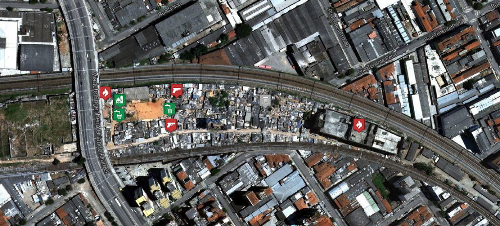 Imagem geral do mapa colaborativo. Cada ícone "fixado" sobre a região da favela traz uma denúncia